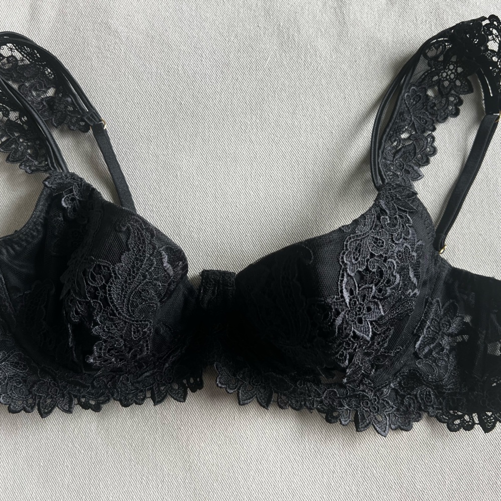 Victorias Secret 36C sexy bra with lacy shoulder straps and cup accents